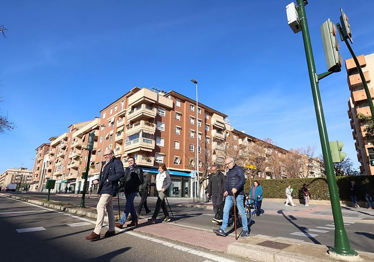 El concejal de Movilidad e Inclusión, pasando por el semáforo en el que se aplica Inteligencia Artificial