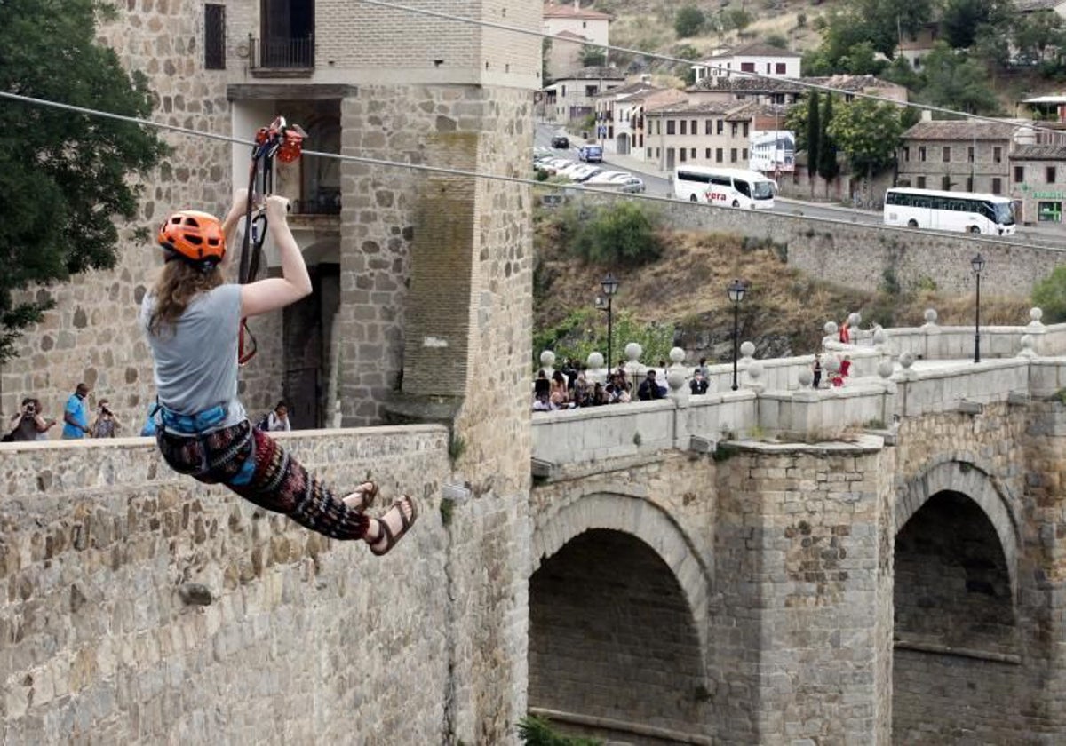 La tirolina cruza el Tajo a la altura del puente de San Martín