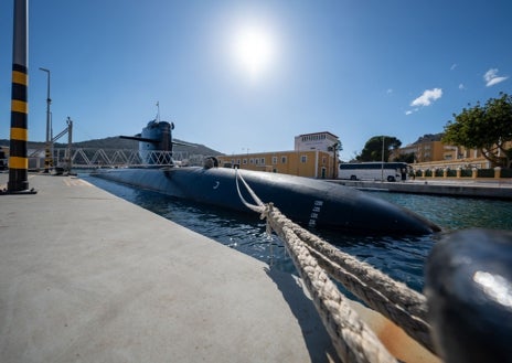 Imagen secundaria 1 - Segundo comandante del S-81, teniente de navío Antonio Simón; el Isaac Peral atracado en Cartagena y sala de máquinas del sumergible
