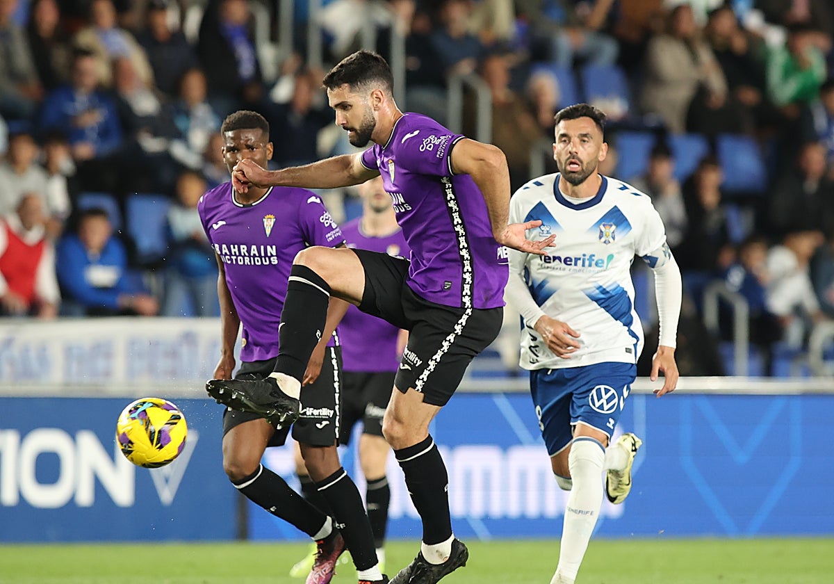 Xavi Sintes controla un balón en el estadio del Tenerife, el Heliodoro Rodríguez López