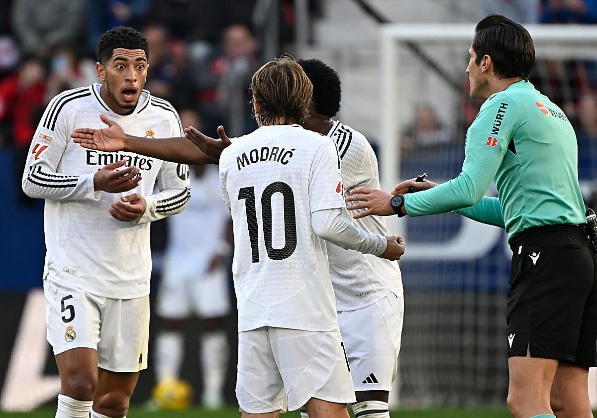 Munuera Montero, instantes después de expulsar a Bellingham en el Osasuna-Madridr