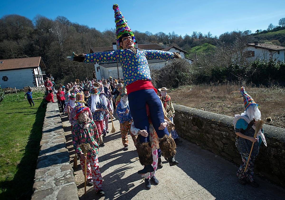 El pueblo de Navarra con menos de 200 habitantes con una fiesta de bandoleros: cuál es, qué ver y mejores restaurantes para comer