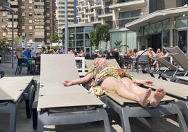 Recibir la llave del hotel o hacer cualquier papeleo desde el móvil: así funciona la billetera digital europea a prueba en Benidorm