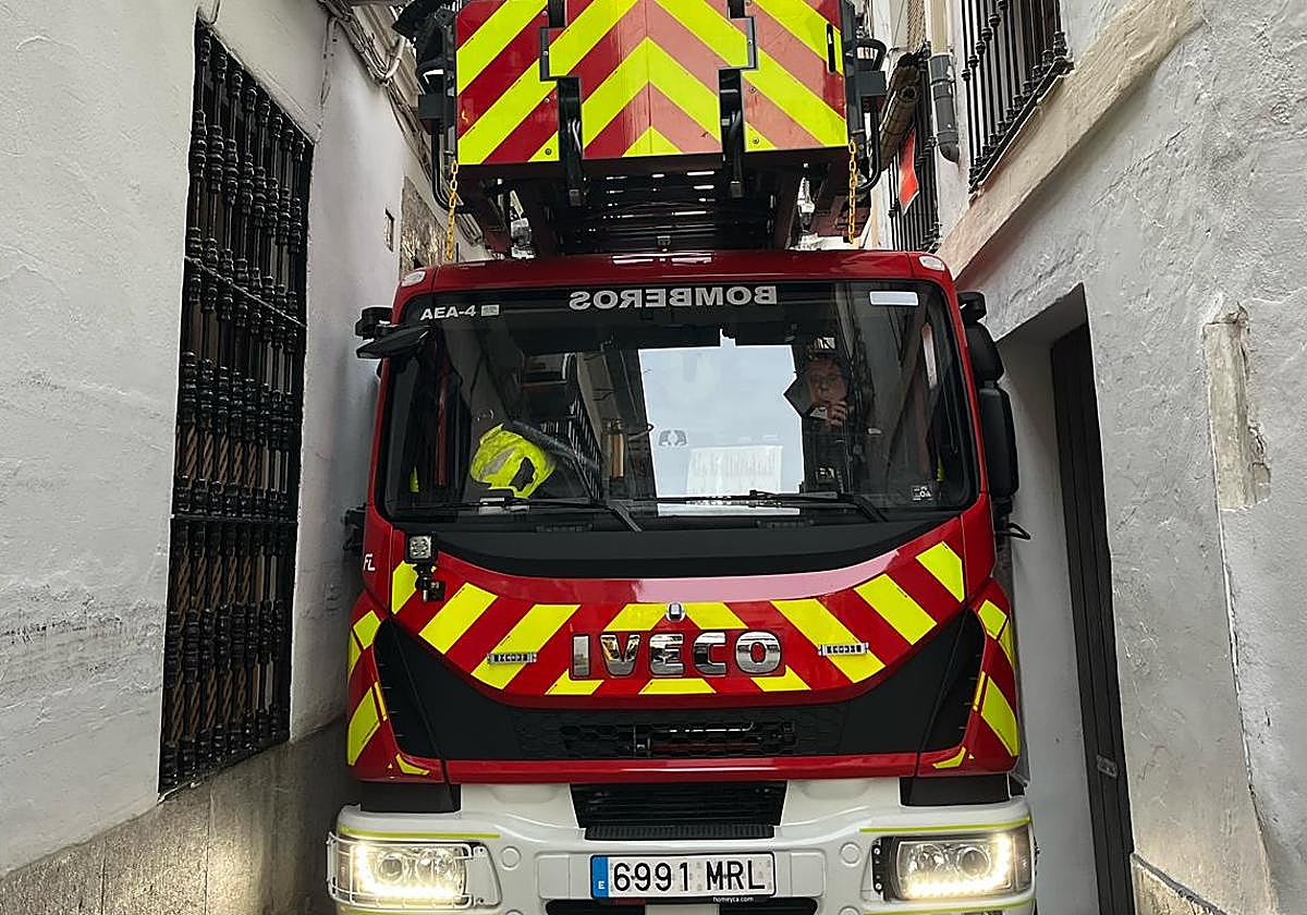 El camión de bomberos atascado en la calle Buen Pastor