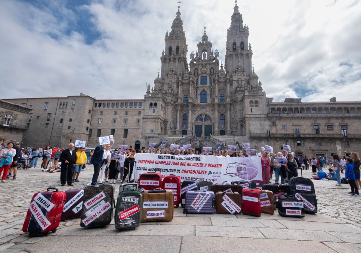 Protesta de la plataforma de afectados, a los pies de la catedral de Santiago