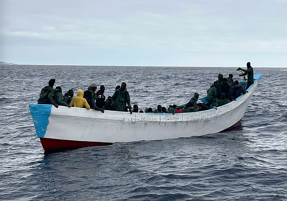El cayuco ha sido localizado a 16 kilómetros al suroeste de La Restinga