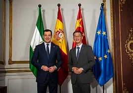 Juanma Moreno se reúne con el embajador de la China, Yao Jing,en San Telmo