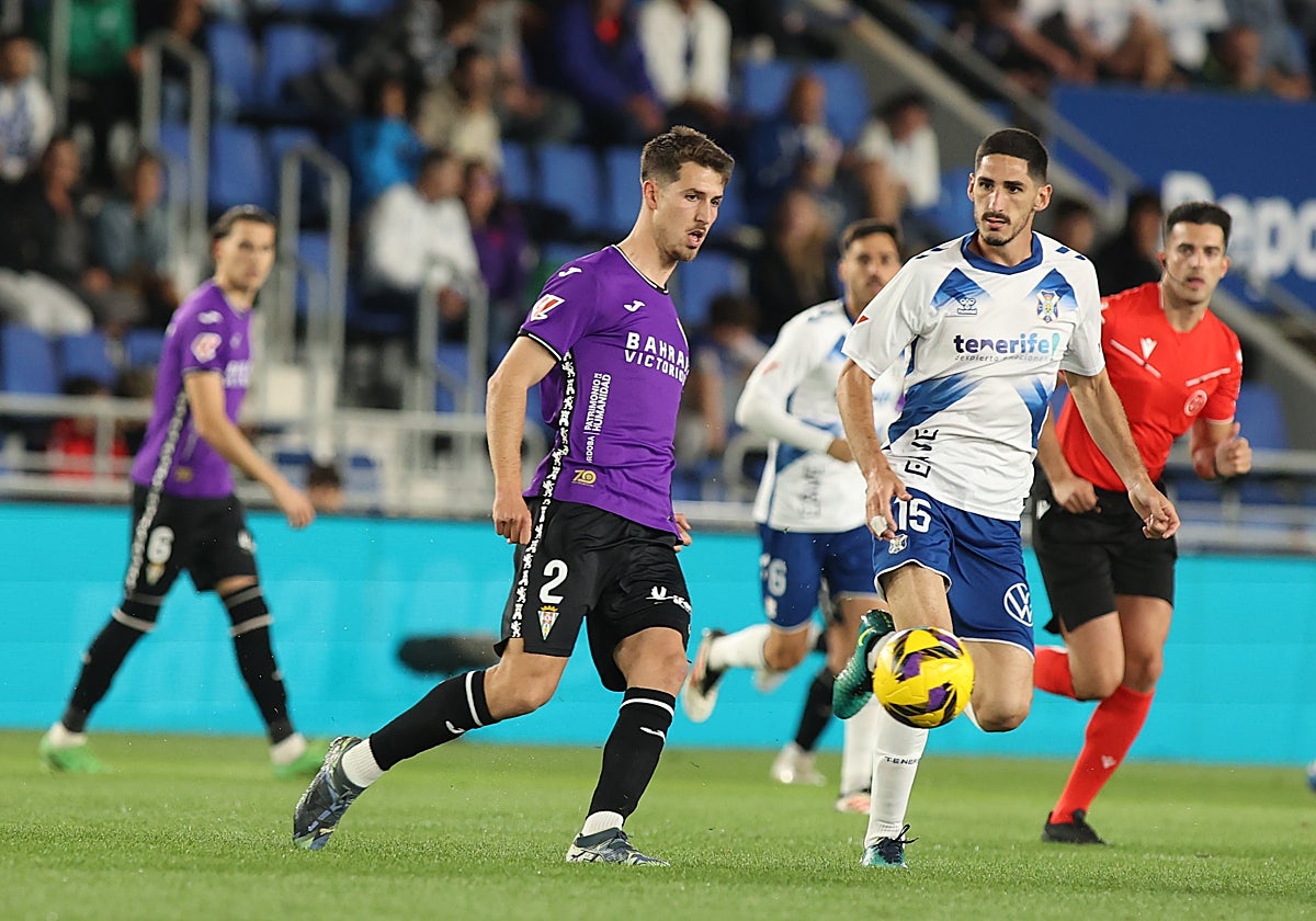 Pedro Ortiz conduce el balón ante un rival del Tenerife en la última jornada liguera