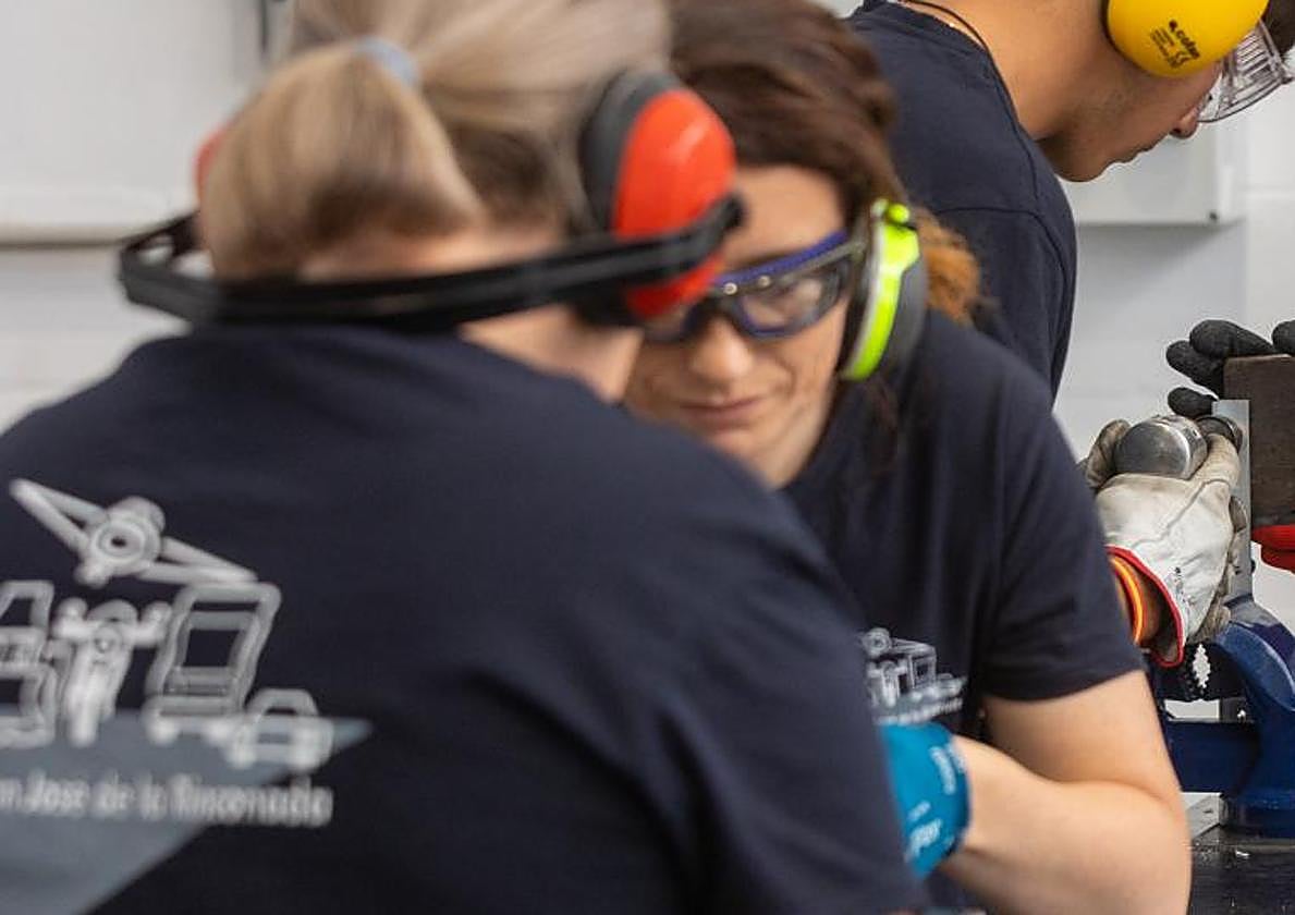 Dos alumnas del CPIFP Javier Imbroda, de San José de la Rinconada
