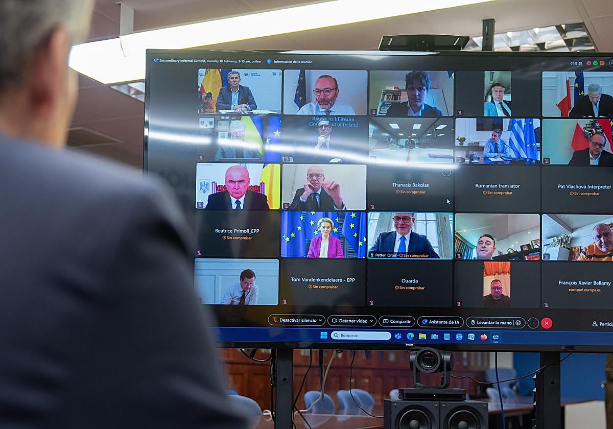 Feijóo, en primer plano, en su reunión telemática con líderes del PP europeo