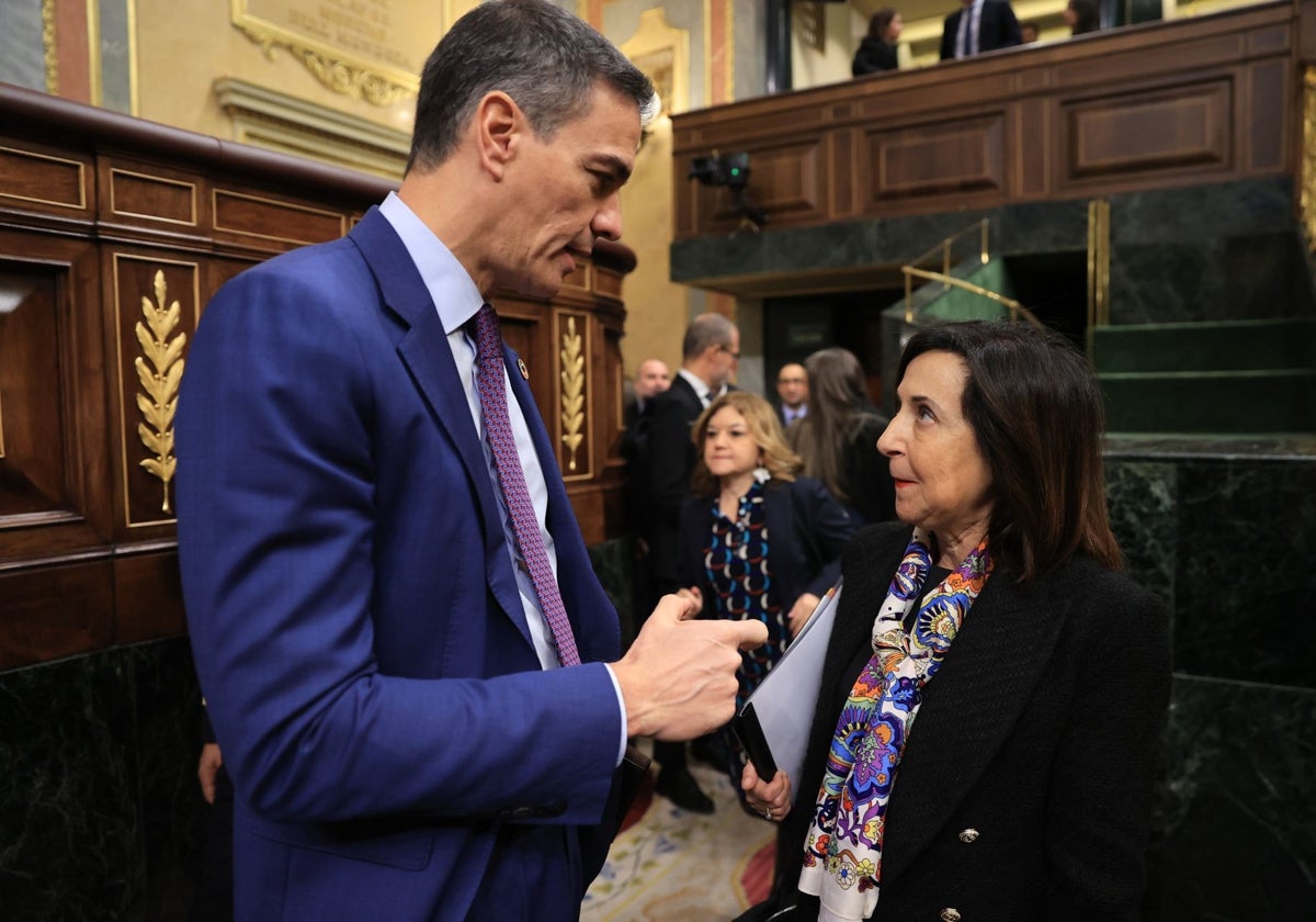 El presidente del Gobierno, Pedro Sánchez, y la ministra de Defensa, Margarita Robles, en el Congreso