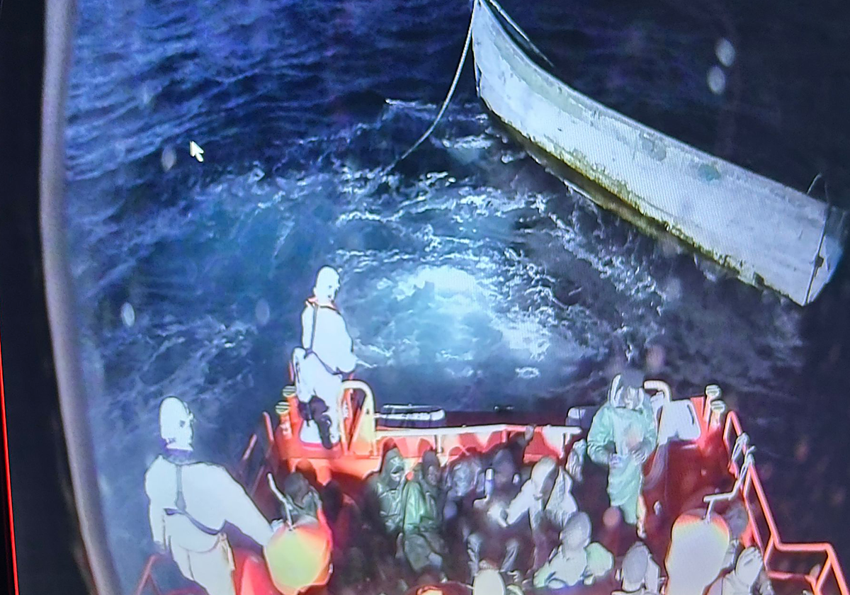 Rescate de un cayuco a unos 10 kilómetros de El Hierro con 83 personas a bordo