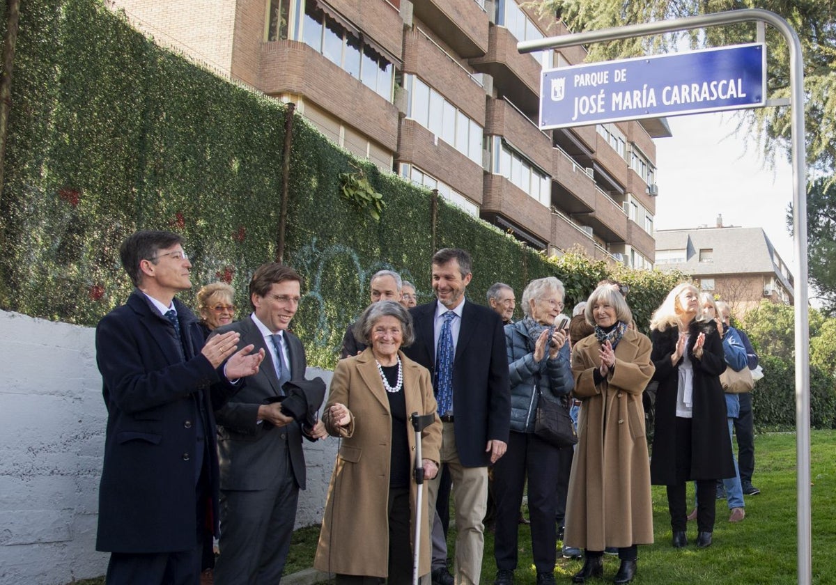 El alcalde, José Luis Martínez-Almeida, junto a familiares de Carrascal