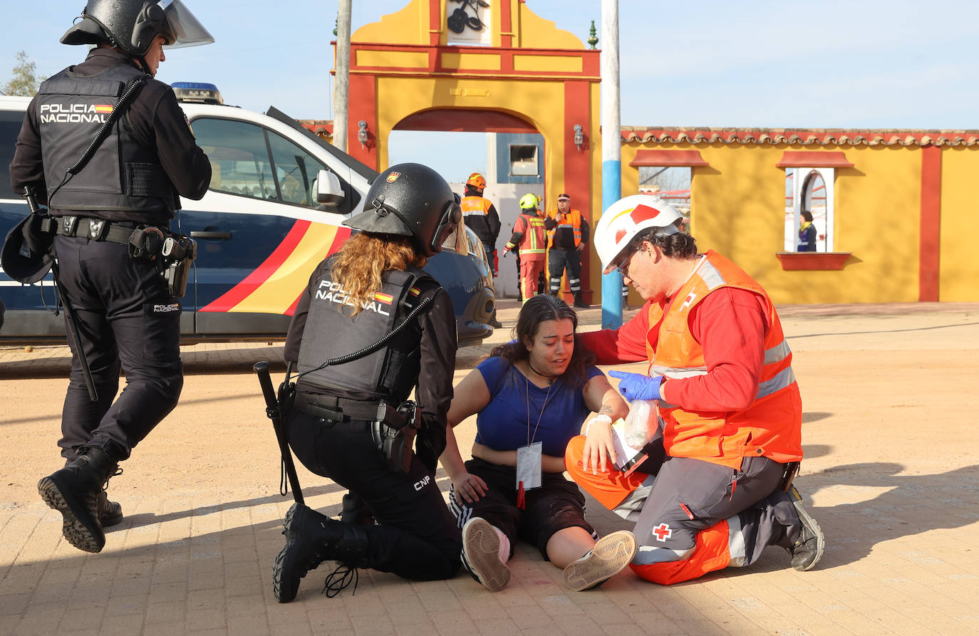 El simulacro de explosión en el recinto ferial de Córdoba, en imágenes