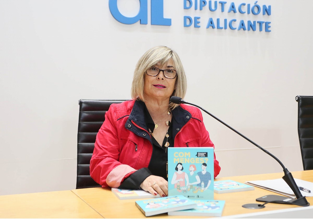 La diputada provincial Loreto Serrano, con ejemplares de la guía '¿Cómo comes?'