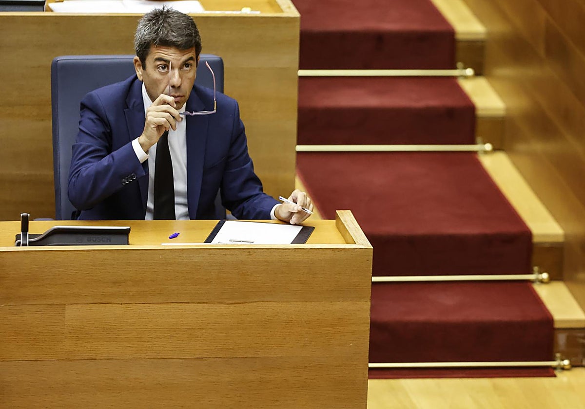 Imagen del presidente de la Generalitat, Carlos Mazón, durante una sesión plenaria, en las Cortes Valencianas