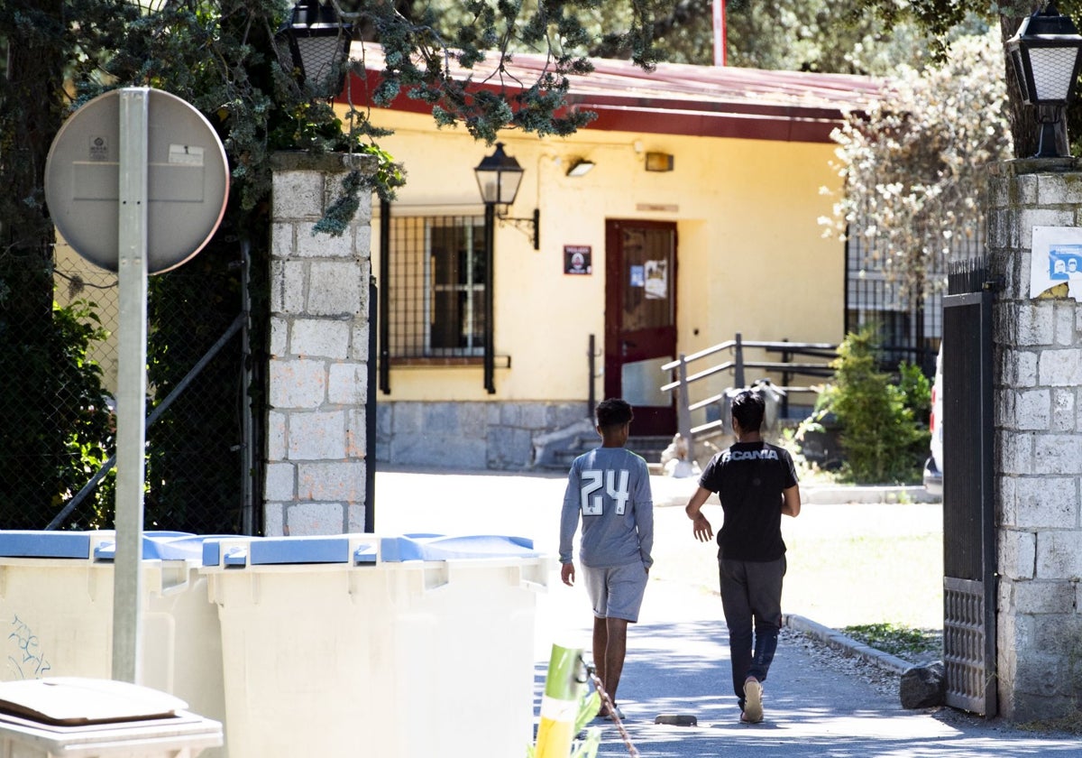 Dos menores entran en el centro de acogida de la Casa de Campo