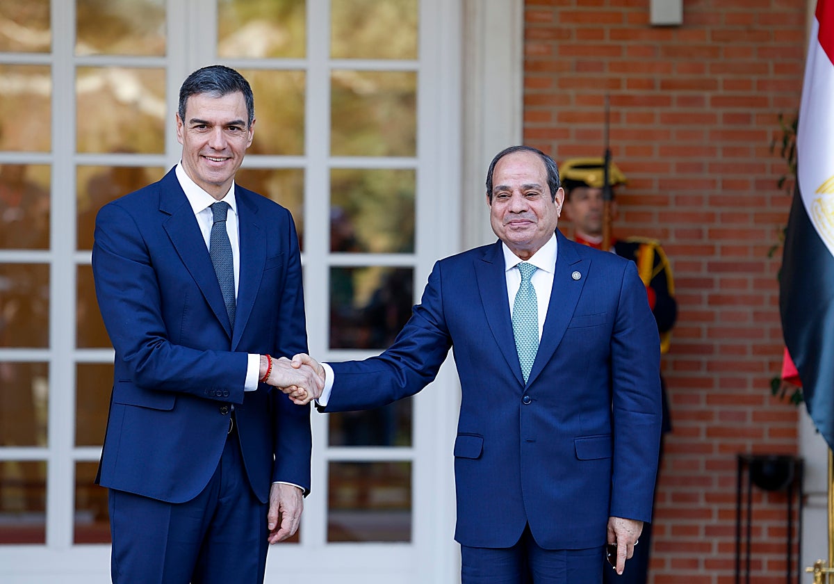 Pedro Sánchez, junto al presidente de Egipto, Al Sisi, este miércoles en las escalinatas de La Moncloa