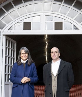 Imagen secundaria 2 - El interior del Túnel de Bonaparte. Vista de los jardines del Campo del Moro, con el Palacio Real al fondo en 1931 . María Corzo y José Luis Sancho, durante la presentación de los trabajos de rehabilitación