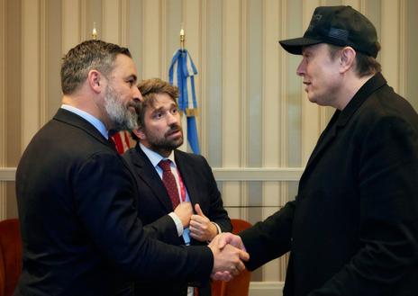 Imagen secundaria 1 - Las tres fotos con las que Santiago Abascal ha relatado su encuentro con Elon Musk en Washington