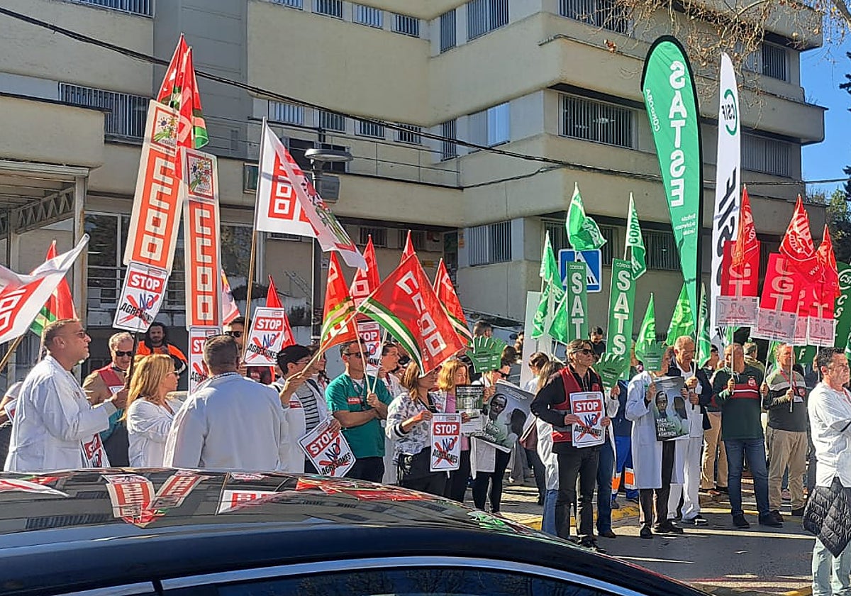 Manifestantes a las puertas del centro de salud Lucena I este jueves