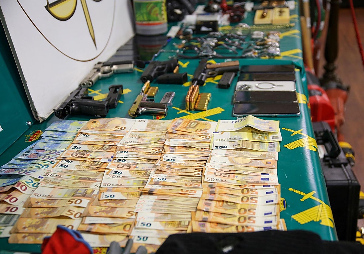 Efectos y dinero recuperados en la operación 'Komora'