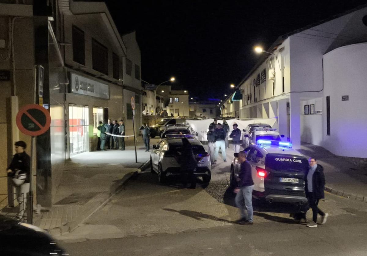 Dispositivo de la Guardia civil ante la vivienda de Montilla donde se han hallado dos cadáveres