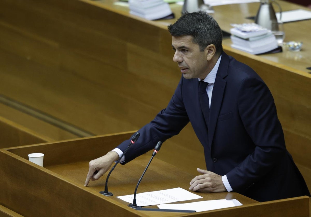 El presidente de la Generalitat, Carlos Mazón, durante su intervención en el pleno de las Cortes Valencianas