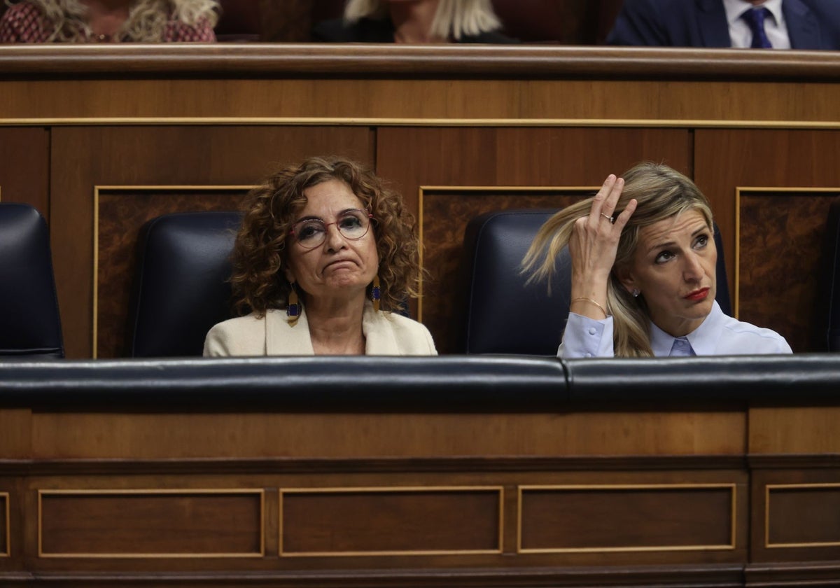 Las vicepresidentas María Jesús Montero y Yolanda Díaz, este miércoles, sentadas en la sesión de control al Gobierno