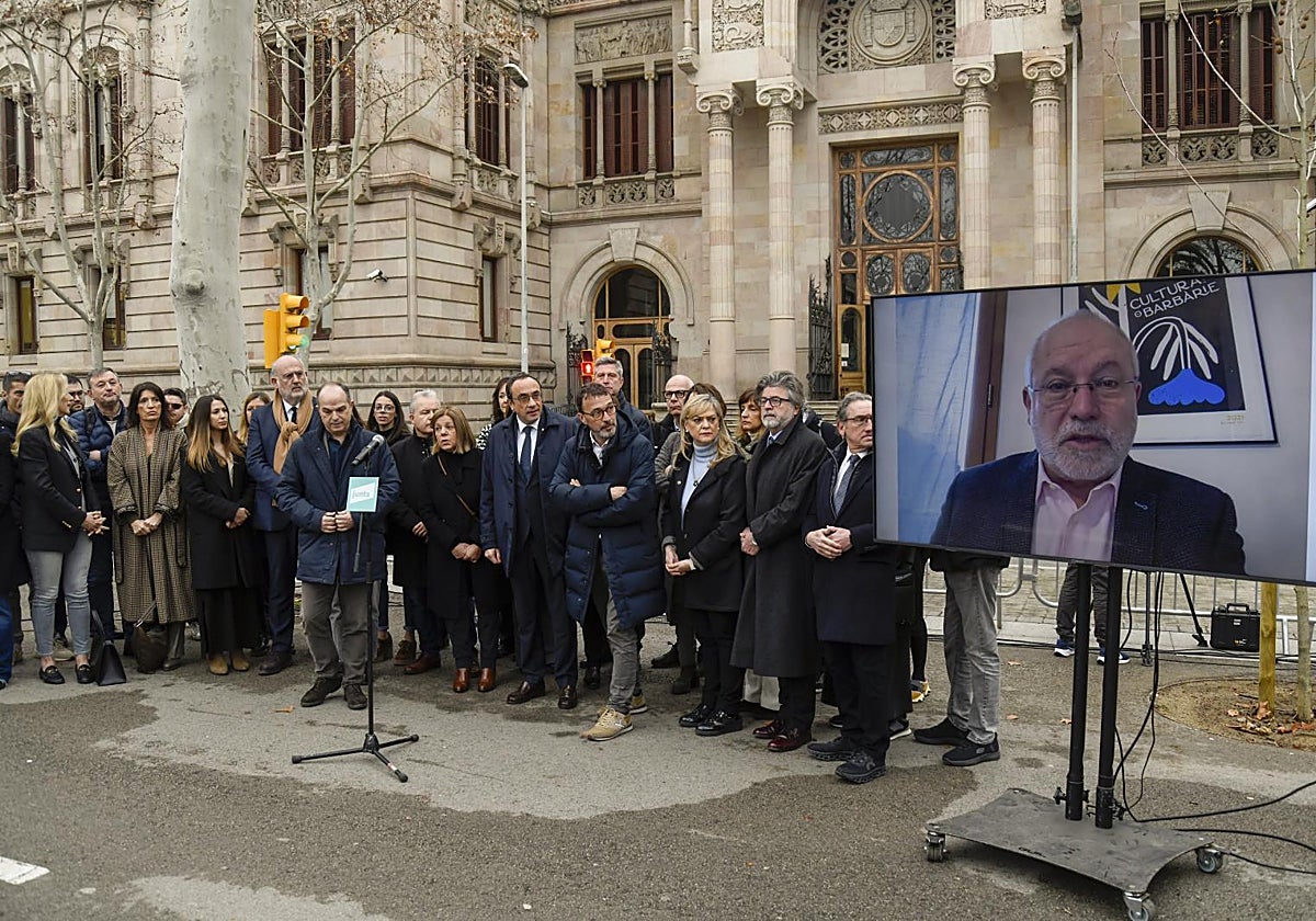Concentración de Junts antes de comenzar el juicio contra Lluís Puig por el 'caso Sijena'