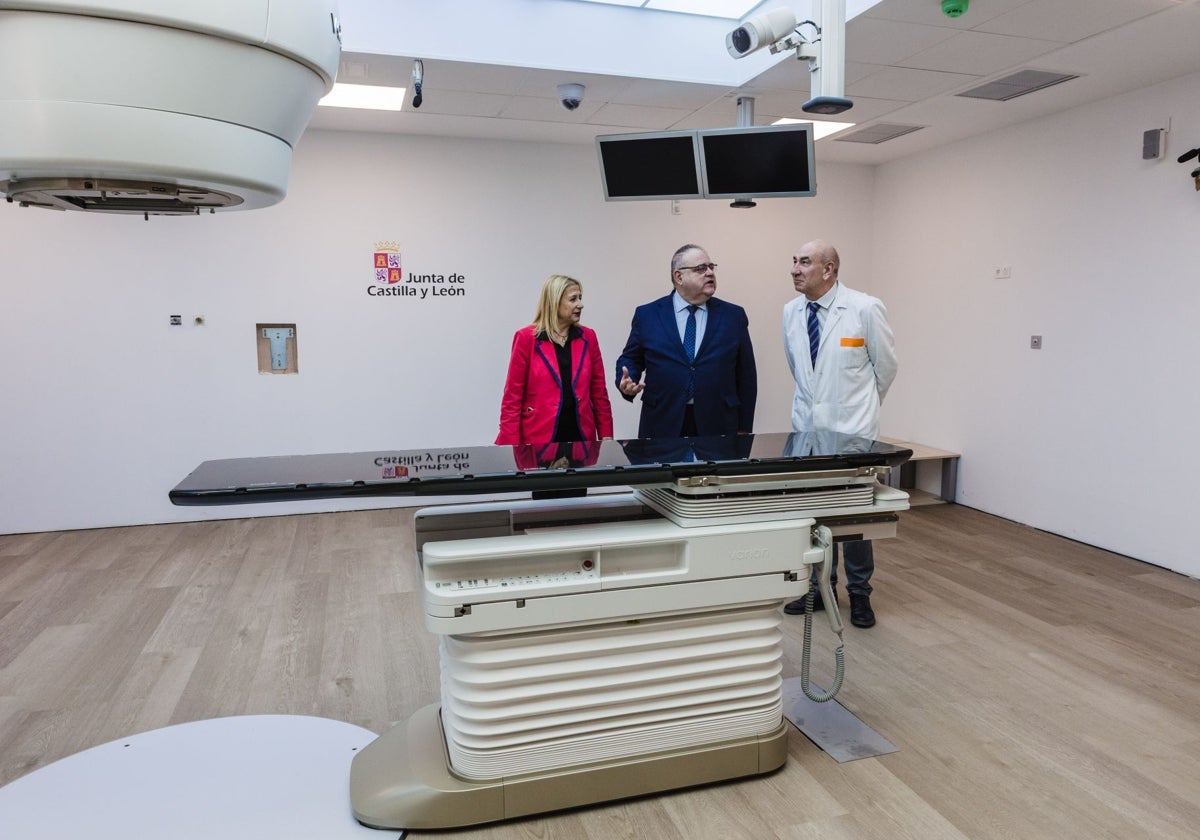 El consejero de Sanidad, Alejandro Vázquez Ramos, durante su visita, el pasado diciembre, a la Unidad Satélite de Radioterapia del Hospital Universitario Santa Bárbara de Soria