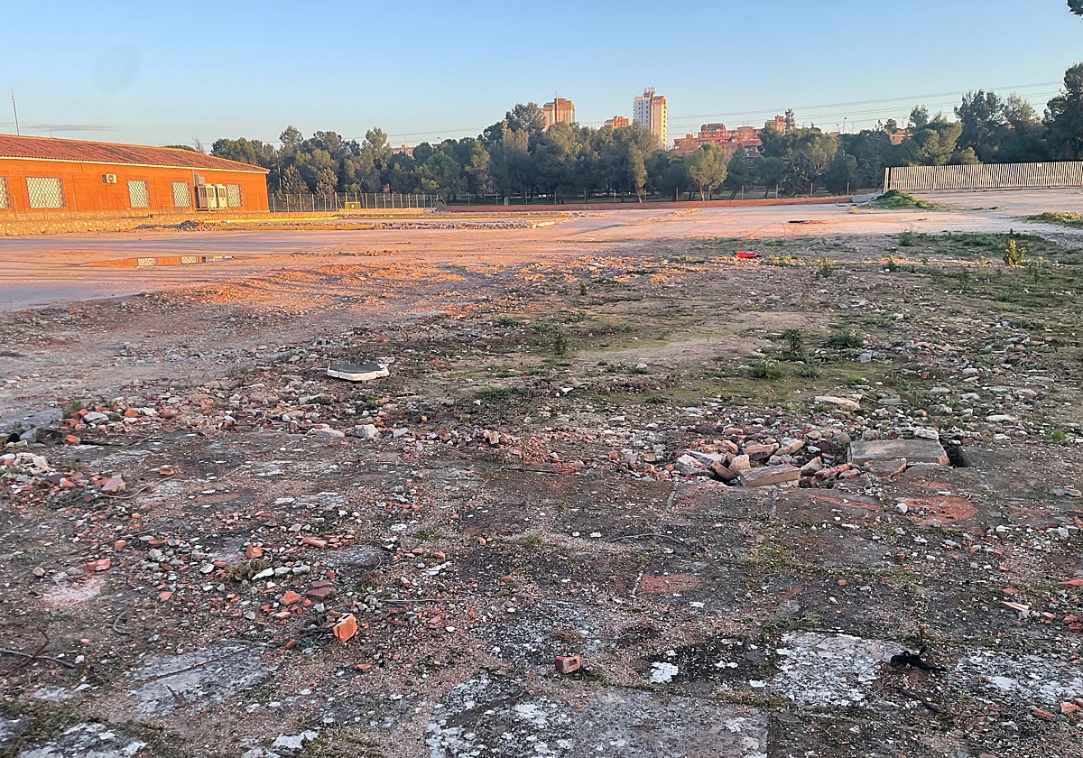 La parcela donde se construirá el centro comercial, de 20.000 metros cuadrados. Al fondo, las torres del Polígono