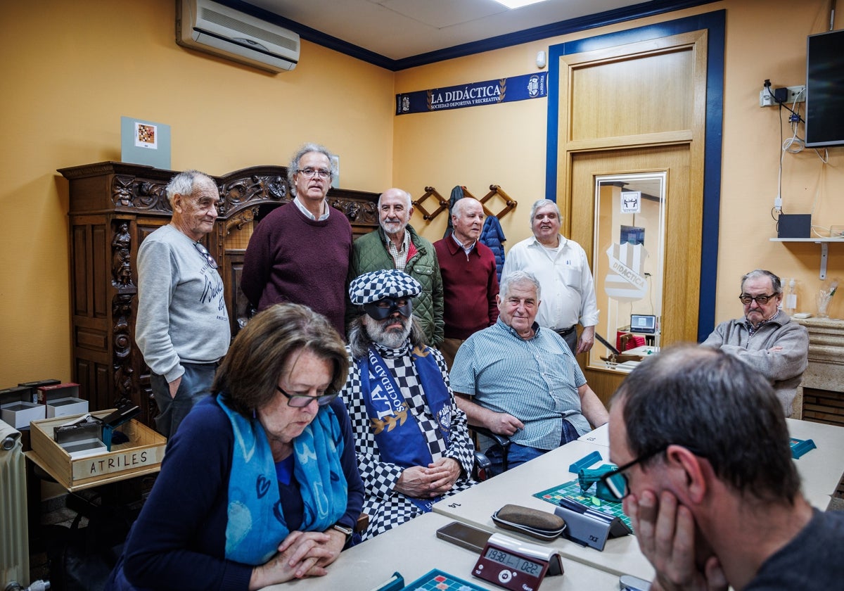 Manuel González, presidente de La Didáctica, con algunos de sus socios más veteranos