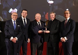 La entrega de la Medalla de Oro del Círculo de la Amistad al Cabildo Catedral de Córdoba, en imágenes