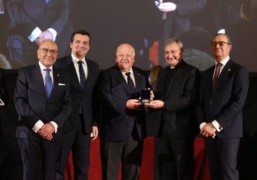 La entrega de la Medalla de Oro del Círculo de la Amistad al Cabildo Catedral de Córdoba, en imágenes