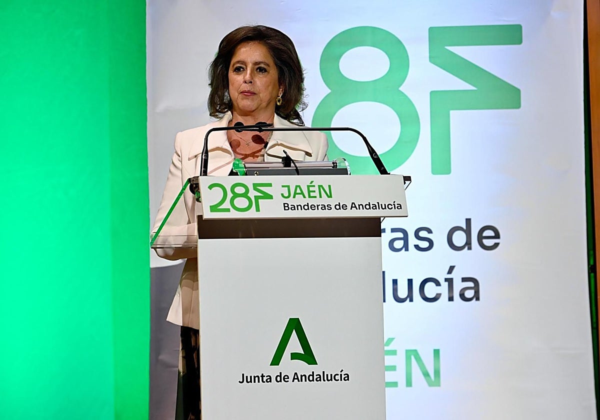 La consejera de Medio Ambiente, Catalina García, en el acto de entrega de las Banderas de Andalucía 2025 en Jaén