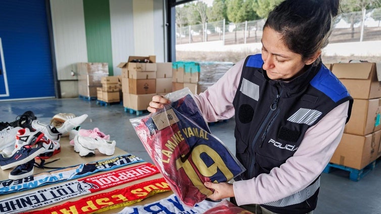 Del 'top manta' a la incineradora: destruyen miles de productos falsos en Madrid