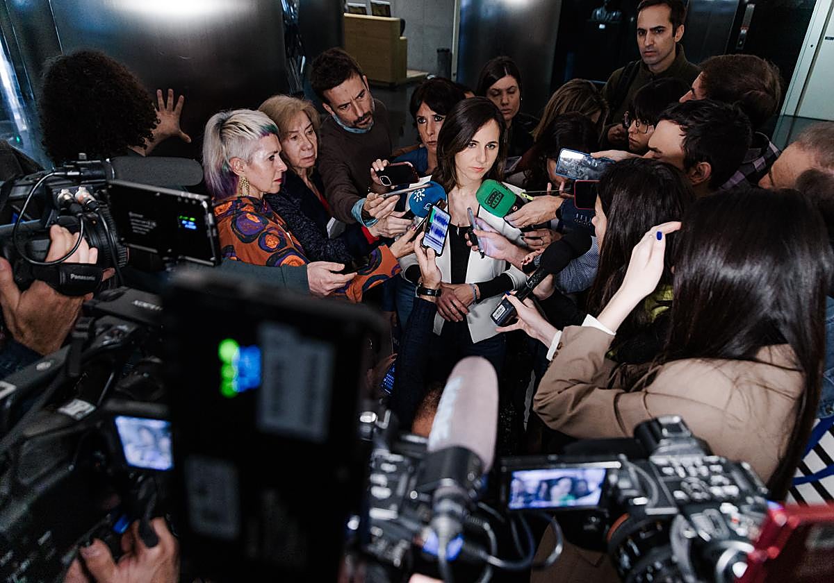 Ione Belarra atiende a los medios este viernes