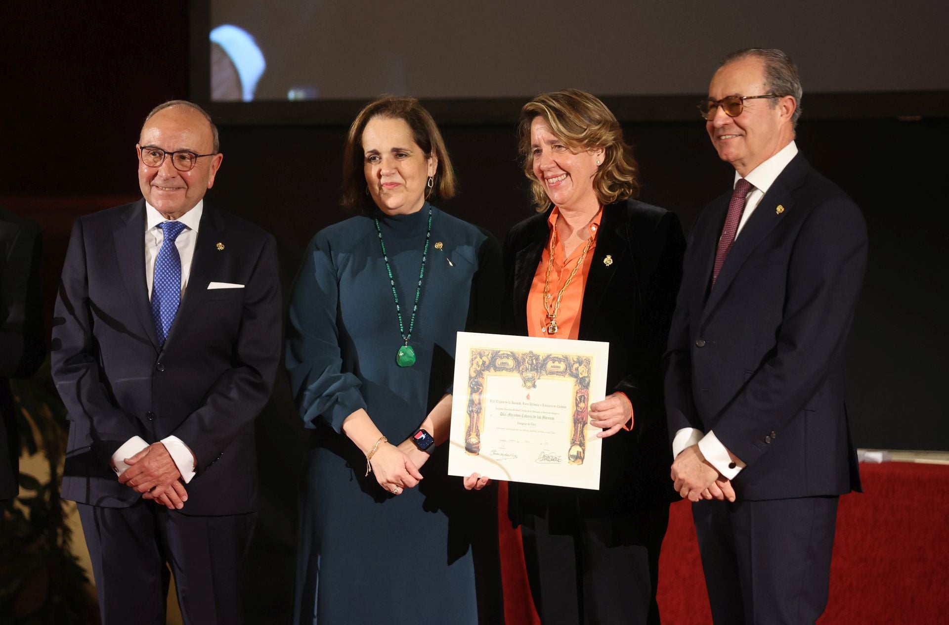 La entrega de la Medalla de Oro del Círculo de la Amistad al Cabildo Catedral de Córdoba, en imágenes