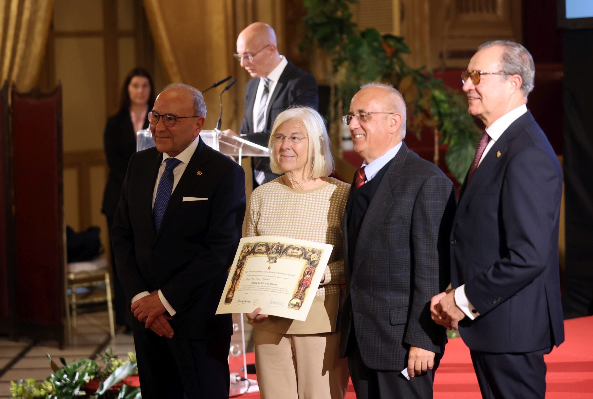 La entrega de la Medalla de Oro del Círculo de la Amistad al Cabildo Catedral de Córdoba, en imágenes