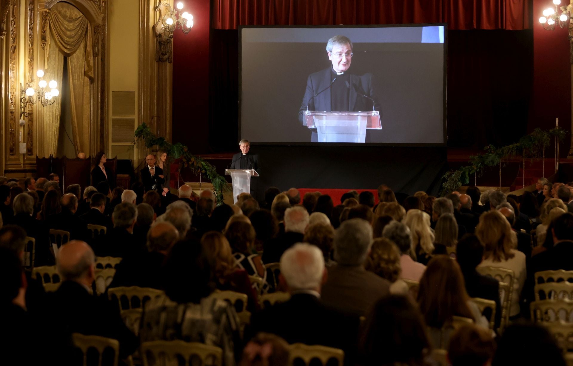 La entrega de la Medalla de Oro del Círculo de la Amistad al Cabildo Catedral de Córdoba, en imágenes