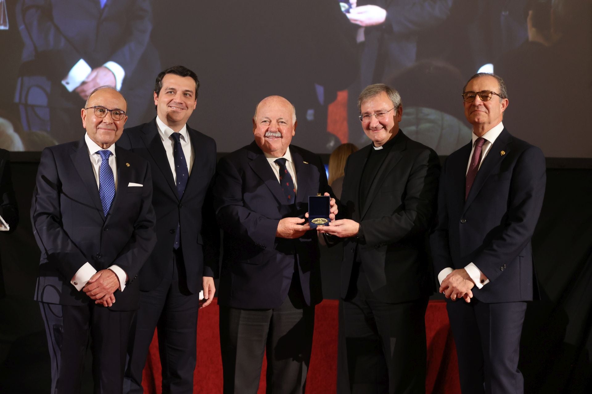 La entrega de la Medalla de Oro del Círculo de la Amistad al Cabildo Catedral de Córdoba, en imágenes