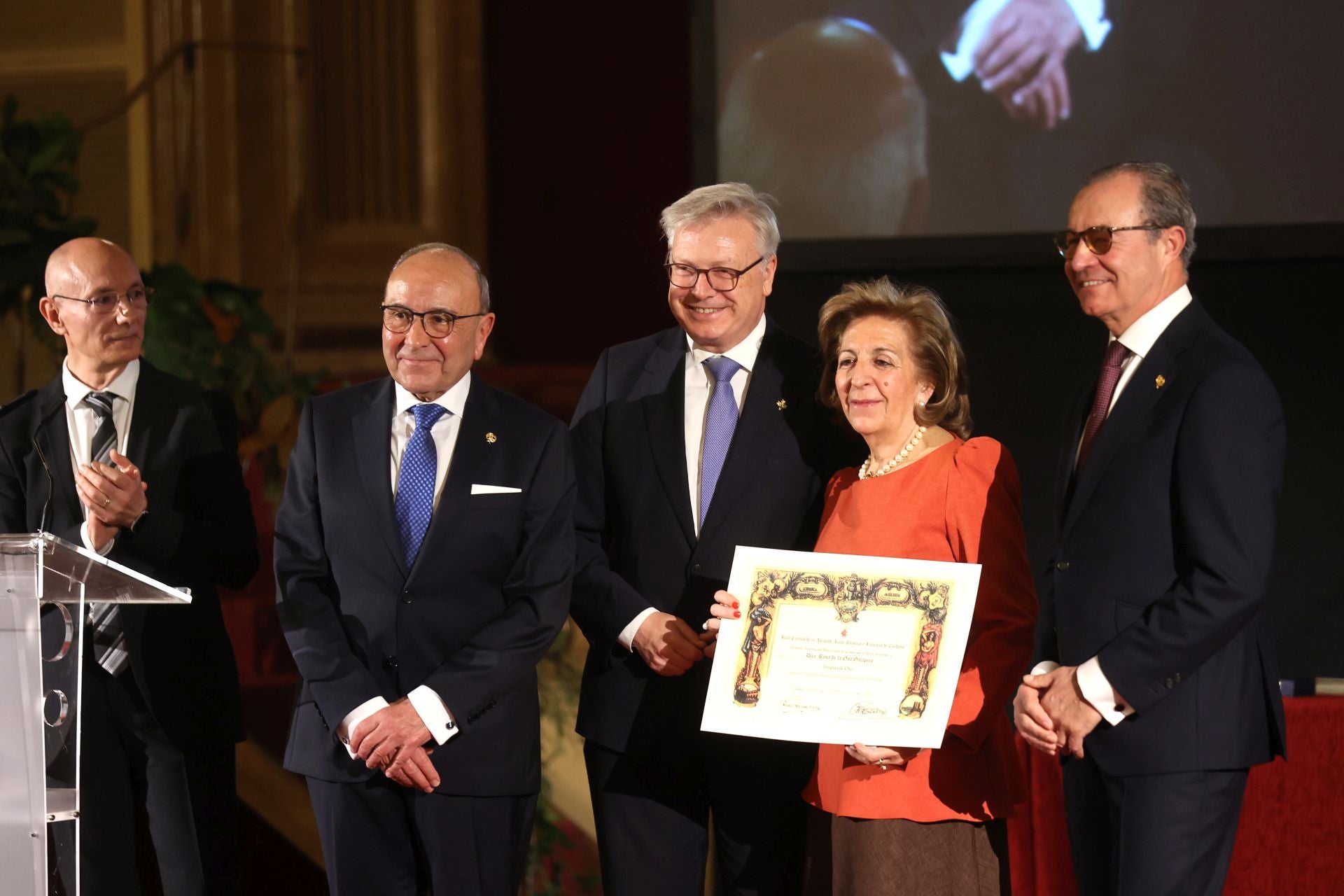 La entrega de la Medalla de Oro del Círculo de la Amistad al Cabildo Catedral de Córdoba, en imágenes