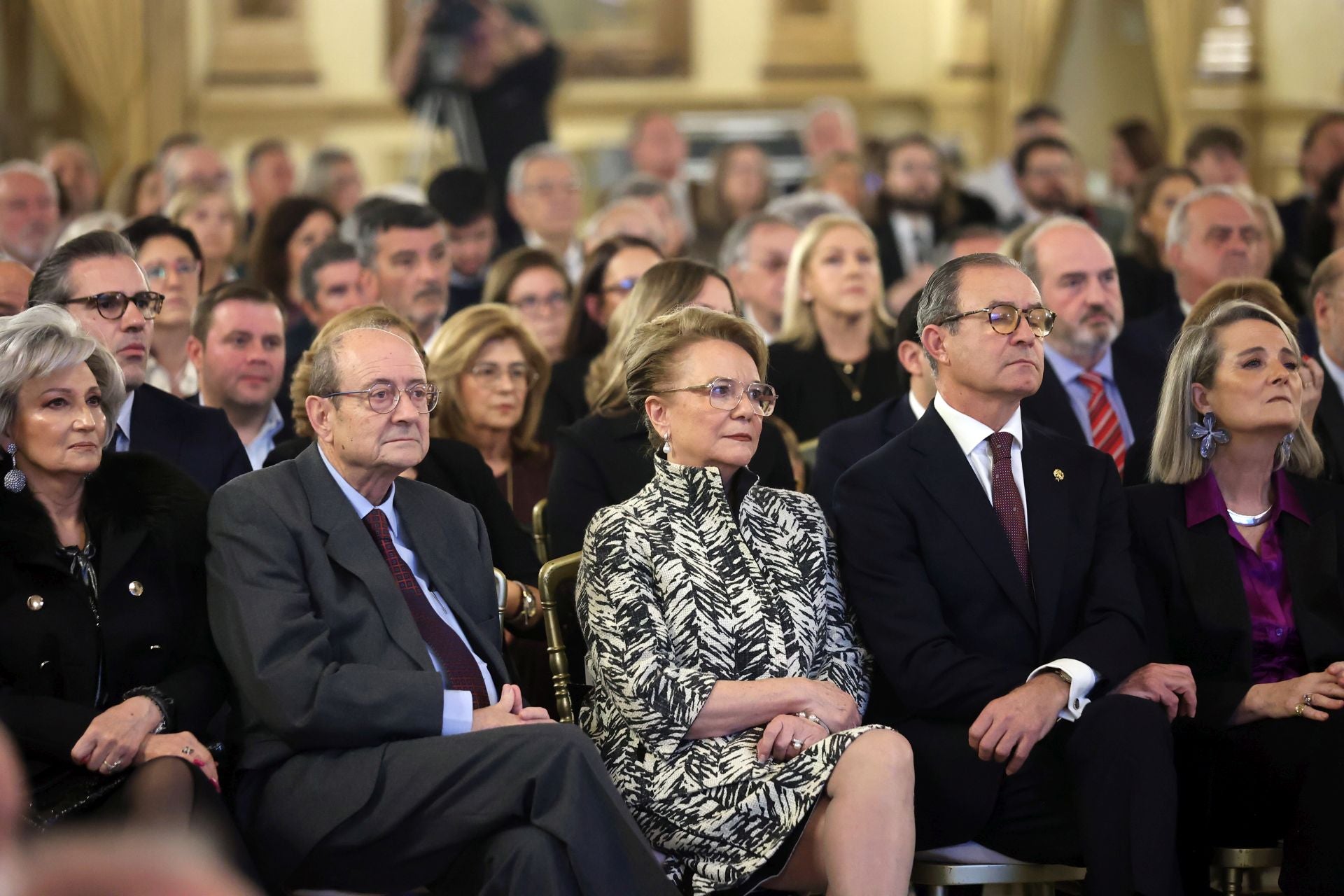 La entrega de la Medalla de Oro del Círculo de la Amistad al Cabildo Catedral de Córdoba, en imágenes