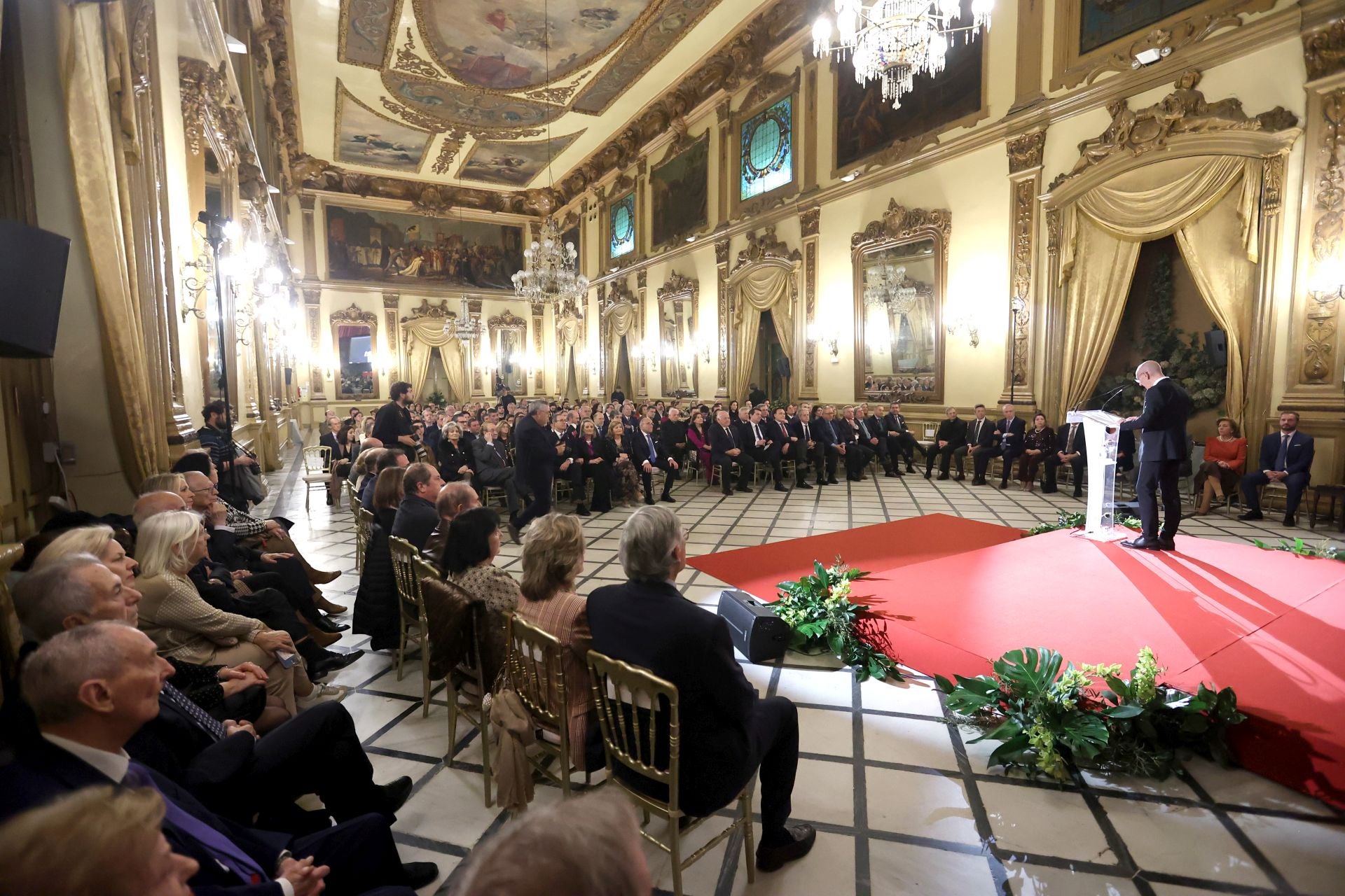 La entrega de la Medalla de Oro del Círculo de la Amistad al Cabildo Catedral de Córdoba, en imágenes