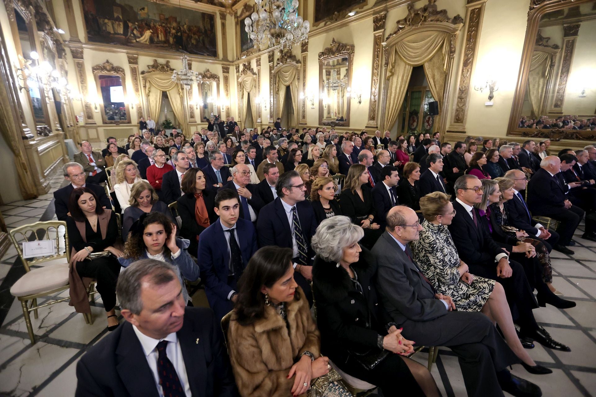 La entrega de la Medalla de Oro del Círculo de la Amistad al Cabildo Catedral de Córdoba, en imágenes