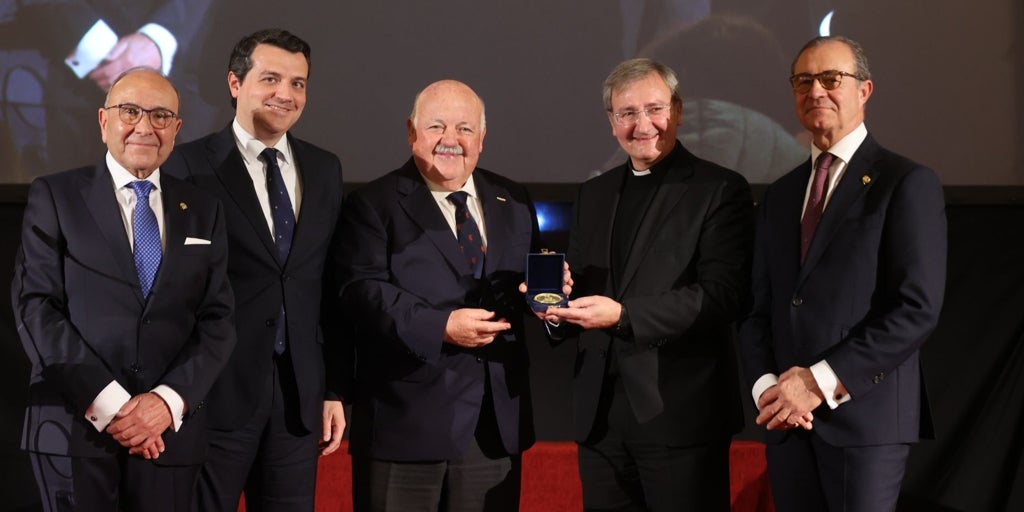 El Círculo de la Amistad reconoce al Cabildo Catedral de Córdoba con su Medalla de Oro