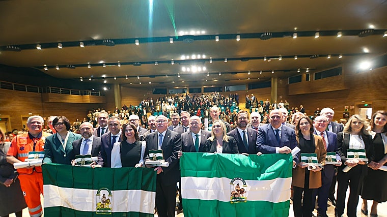 Otra instantánea de los premiados en el Palacio de Congresos de Granada
