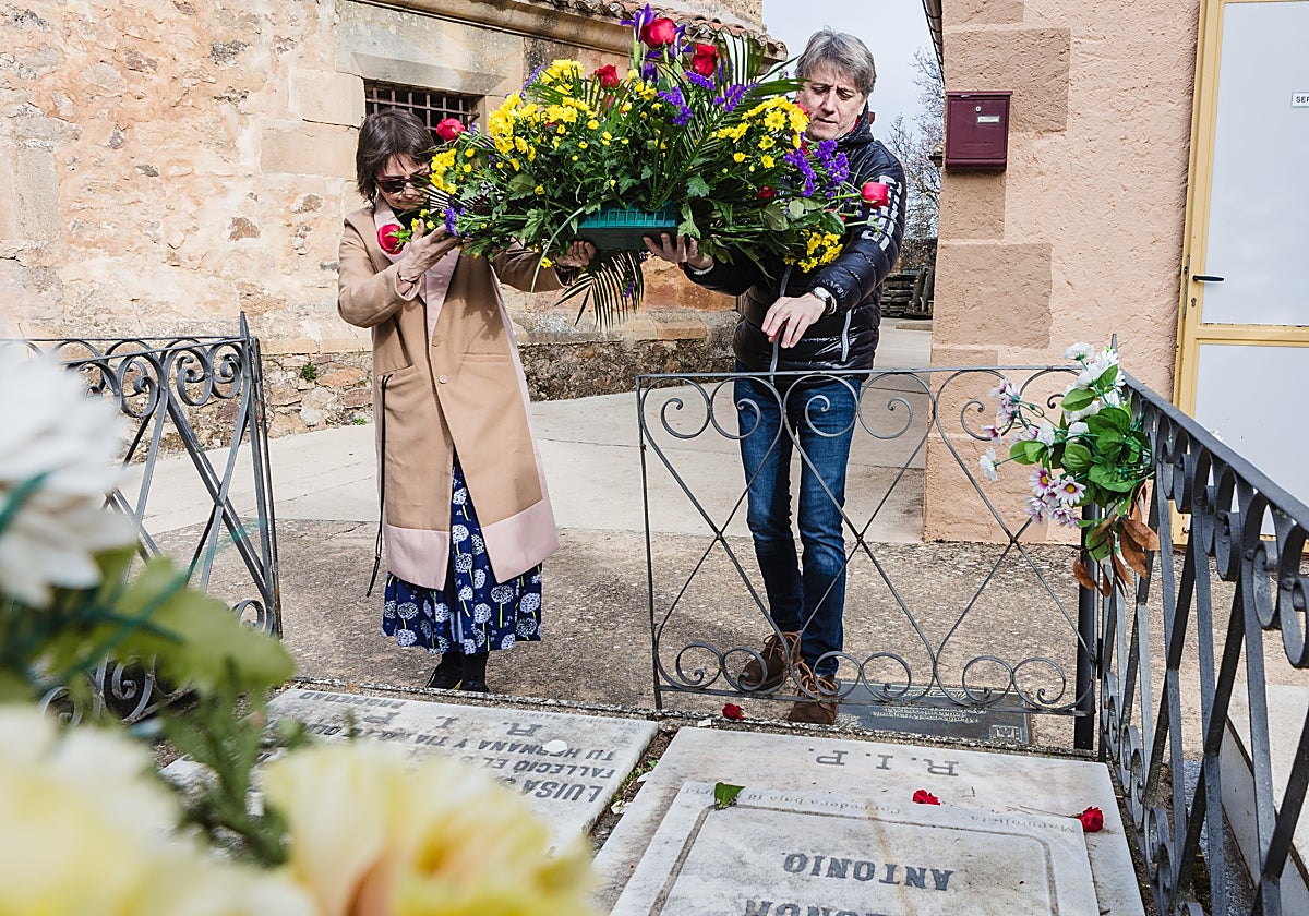 Martínez, este viernes, en el tradicional tributo a Antonio Machado en la tumba de su esposa Leonor
