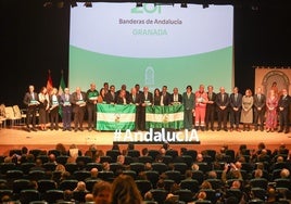 «Con estas banderas de Andalucía os devolvemos lo mucho y bueno que habéis hecho por Granada»